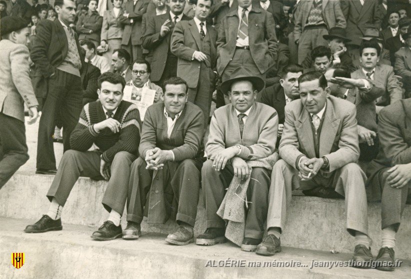 yvon et andre au stade.jpg - Assis 1er à gauche, André Wéghaus et Yvon Serrano à ses côtés au Stade municipal d'Oran.